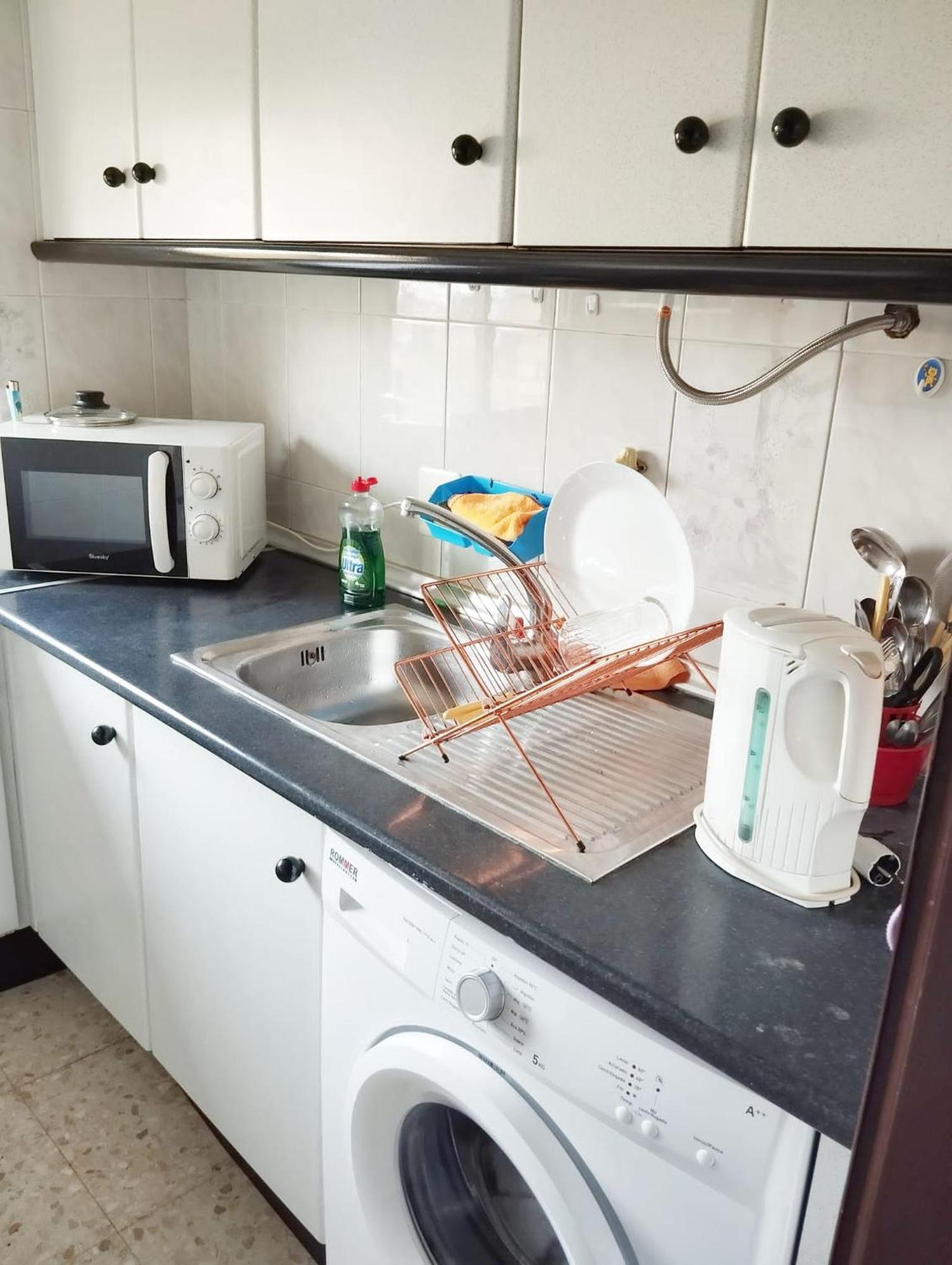 Room In Shared Apartment With Parking อัลมูเญการ์ ภายนอก รูปภาพ